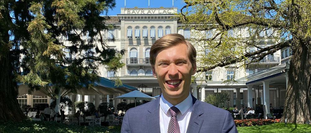 Max Vetter vor seinem Arbeitsplatz, dem Zürcher Hotel Baur au Lac.