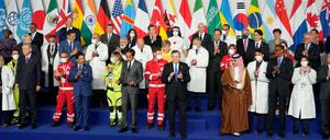 G20-Gipfel im Rom: Familienfoto mit Corona-Helfern