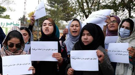 Demonstrantinnen fordern in Kabul internationale Hilfe. (Archivbild vom 26.10.2021)
