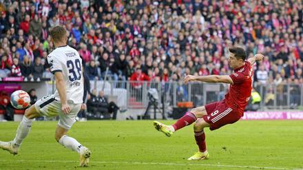 Robert Lewandowski trifft hier zum 2:0 für die Bayern.