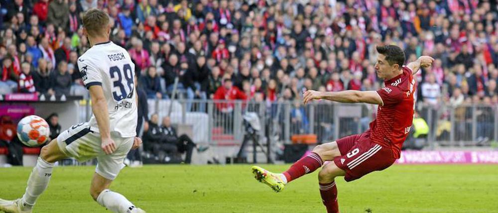 Robert Lewandowski trifft hier zum 2:0 für die Bayern.