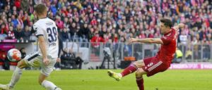 Robert Lewandowski trifft hier zum 2:0 für die Bayern.