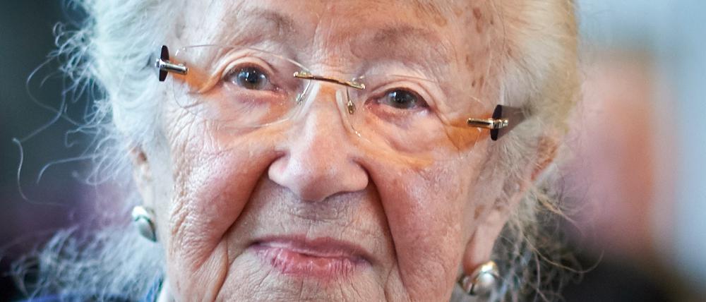 Mit Erna de Vries ist eine der letzten Zeitzeug:innen der NS-Zeut verstorben.