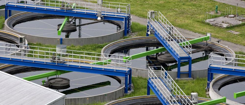 Es zählt, was hinten rauskommt: Abwasser-Nachklärbecken im Klärwerk Ruhleben der Berliner Wasserbetriebe.