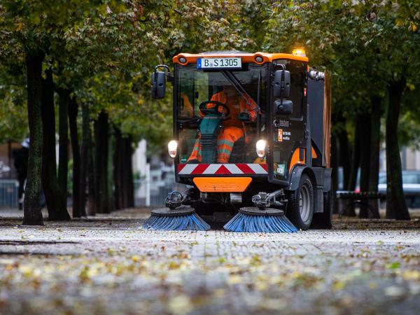 Gut unterwegs: Eine Kehrmaschine der Berliner Stadtreinigung beseitigt Laub am Gendarmenmarkt.