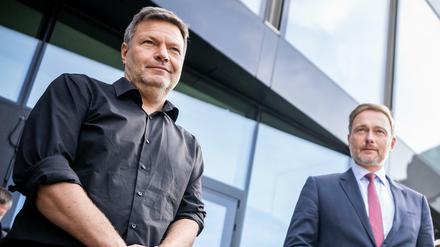 Robert Habeck (l), Bundesvorsitzender von Bündnis 90/Die Grünen und Christian Lindner, Parteivorsitzender der FDP