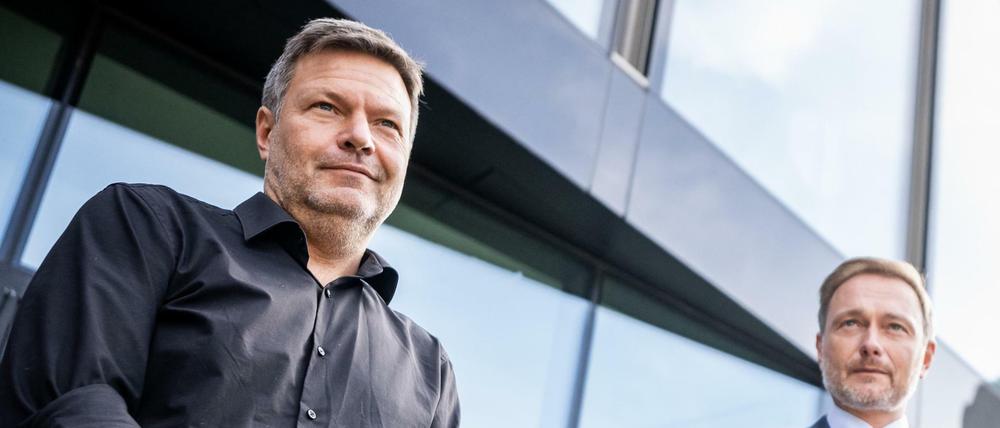 Robert Habeck (l), Bundesvorsitzender von Bündnis 90/Die Grünen und Christian Lindner, Parteivorsitzender der FDP