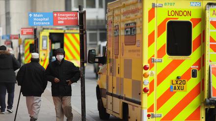 Aufgrund stundenlanger Wartezeiten vor Notaufnahmen starben kürzlich in England mindestens zwei Patienten.