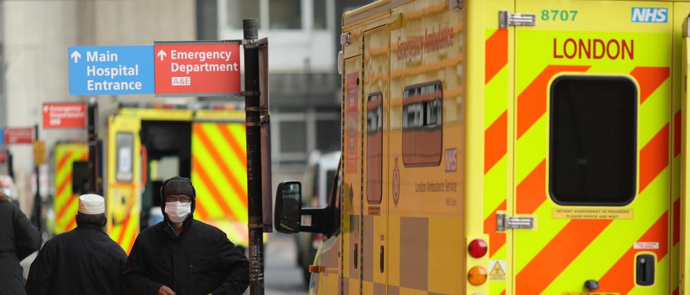 Aufgrund stundenlanger Wartezeiten vor Notaufnahmen starben kürzlich in England mindestens zwei Patienten.