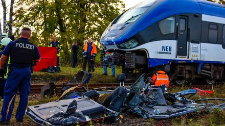 Bei dem Zusammenstoß zwischen einer Regionalbahn und einem Auto in Brandenburg sind am Samstagmittag zwei Menschen ums Leben gekommen. 
