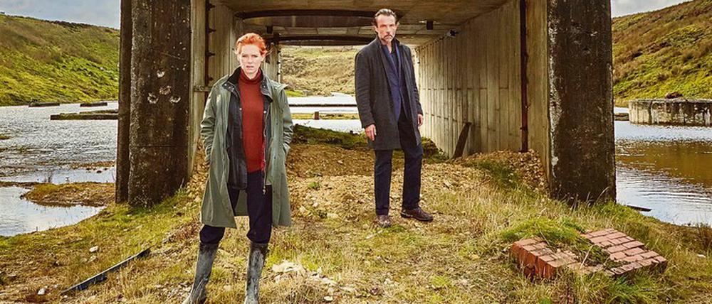 Am Fundort einer Mädchenleiche: Scarboroughs Polizeichef Caleb Hale (Lucas Gregorowicz) gerät bei der Suche nach den Vermissten an seine Grenzen und ist auf Hilfe der Scotland-Yard-Beamtin Kate Linville (Henny Reents) angewiesen.