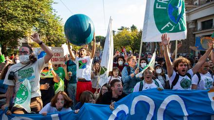 Aktivistinnen und Aktivisten von „Fridays for Future“ protestieren während des G20-Gipfels in Rom.