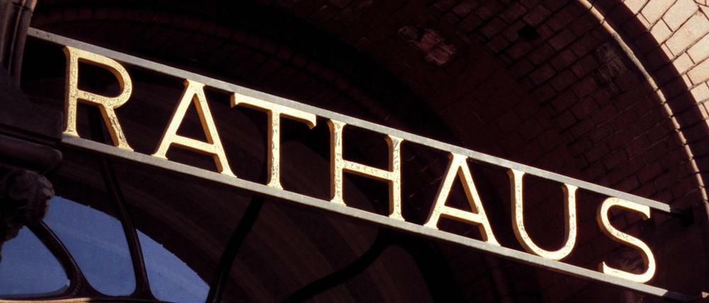 Ratgeber gesucht. Das gilt zur Zeit auch bei den politischen Gesprächen in den Berliner Bezirken.