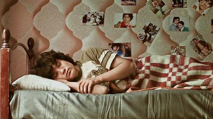 Traumbilder. Qodrat (Qodratollah Qadiri) vertickt Kinotickets auf dem Schwarzmarkt, bis er geschnappt und in ein Kinderheim gesteckt wird.