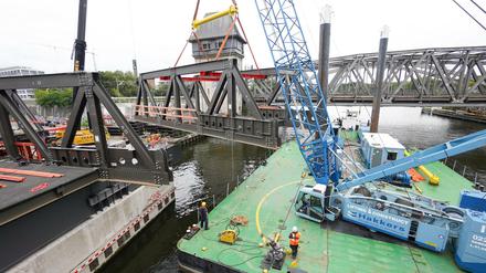 Im September wurde mit der Montage der provisorischen Elsenbrücke begonnen. Die daneben befindliche Eisenbahnbrücke ist von den Arbeiten nicht betroffen.