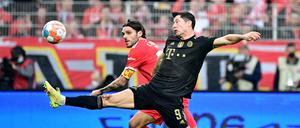 Mit Hängen und Strecken. Robert Lewandowski (vorn) ist schneller dran als Unions Christopher Trimmel.