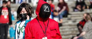 Ein Mann trägt bei der Comic Con in London ein Squid-Game-Kostüm. 