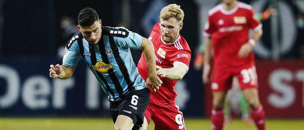 Enges Duell. Unions Andreas Voglsammer (r.) im Duell mit Stefan Russo. 