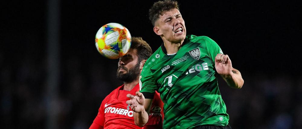 Augen zu - und weiter. Lucas Tousart (links) und Hertha BSC hatten gegen Preußen Münster einige Mühe, erreichte aber die nächste Runde im DFB-Pokal.