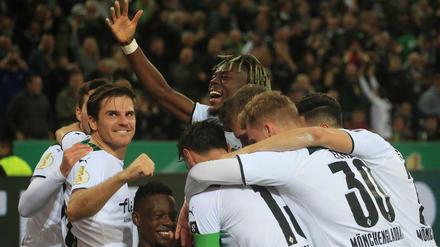 Wieder einer drin. Gladbach feierte gegen die Bayern ein Schützenfest.
