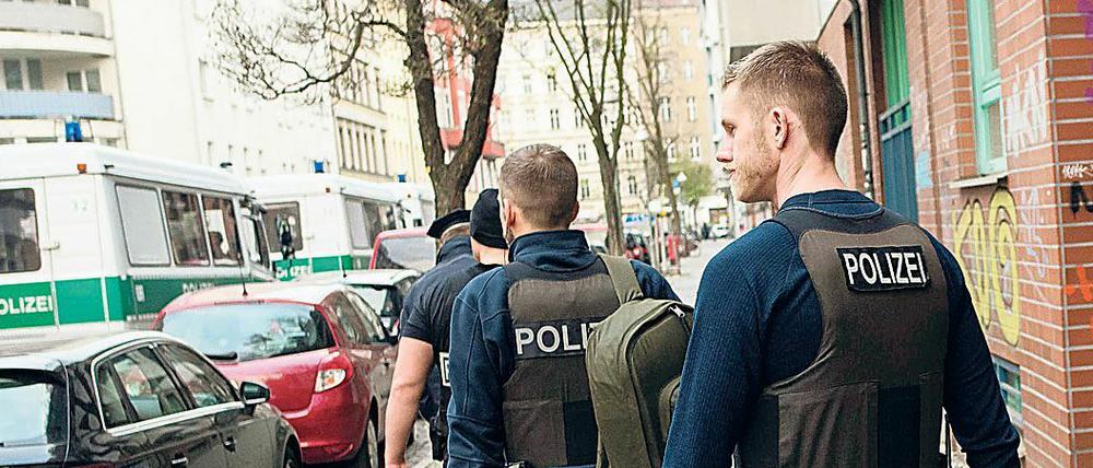 Sensible Tätigkeit: Einsatzkräfte eines Spezialeinsatzkommandos der Berliner Polizei bei einem Einsatz in Neukölln. (Archvbild)