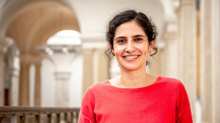 Höchstwahrscheinlich eine der beiden neuen Vize-Präsidentinnen des Berliner Abgeordnetenhauses: Bahar Haghanipour (Grüne).