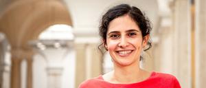 Höchstwahrscheinlich eine der beiden neuen Vize-Präsidentinnen des Berliner Abgeordnetenhauses: Bahar Haghanipour (Grüne).