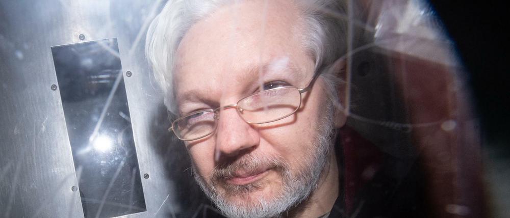 Wikileaks-Gründer Julian Assange verlässt im Januar 2020 das Westminster Magistrates Gericht.
