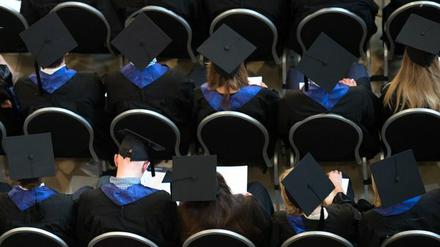 Studenten sitzen bei der Abschlusszeremonie (Symbolbild)