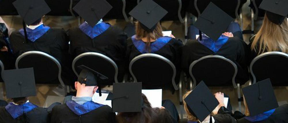 Studenten sitzen bei der Abschlusszeremonie (Symbolbild)