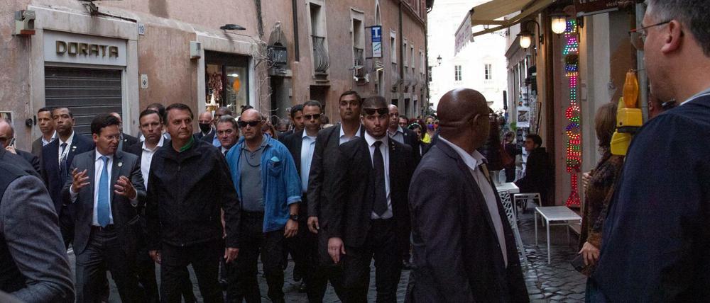 Brasiliens Präsident Jair Bolsonaro umgeben von seinen Leibwächtern im Zentrum von Rom 