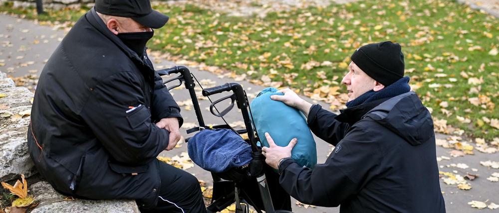 Ein Sozialarbeiter überreicht einen Schlafsack an einen Obdachlosen. Die Berliner Stadtmission bereitet sich auf die Obdachlosenhilfe für die kalten Tage vor. 