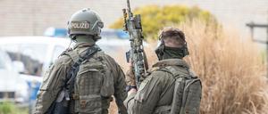 Spezialeinheiten waren am Morgen in Düren im Einsatz (Symbolbild).