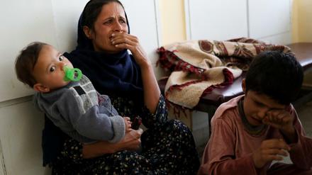 Afghanische Frau und Kinder im Militärkrankenhaus in Kabul während des Anschlags.