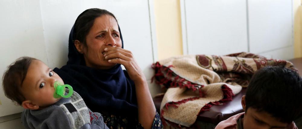 Afghanische Frau und Kinder im Militärkrankenhaus in Kabul während des Anschlags.