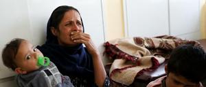 Afghanische Frau und Kinder im Militärkrankenhaus in Kabul während des Anschlags.