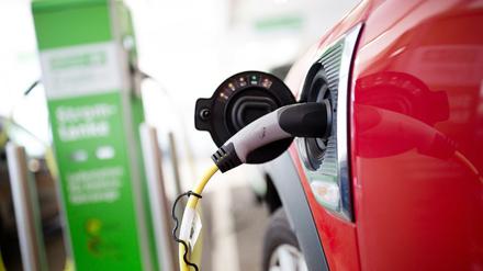 Ein Elektroauto wird an einer Ladestation geladen.