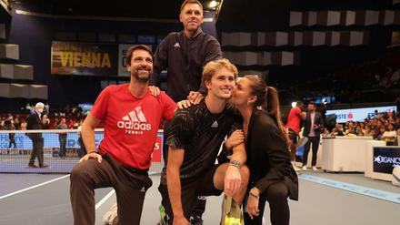 Zverev mit Team, Titel und Thomalla.