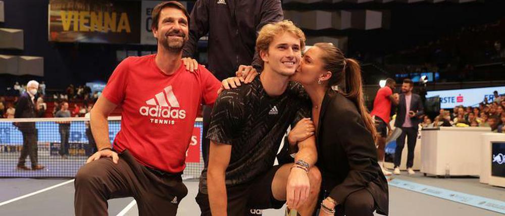 Zverev mit Team, Titel und Thomalla.