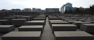 Was ist hier erlaubt - und was ist angemessen? Das Holocaust-Mahnmal in der Mitte Berlins.
