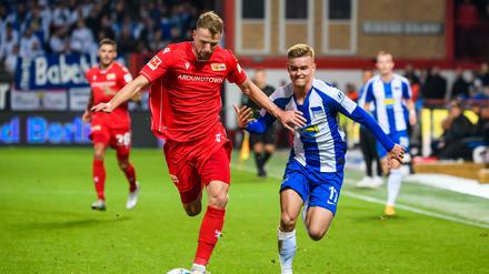 Kampf um die sportliche Vorherrschaft in der Stadt. Unions Marvin Friedrich (links) gegen Herthas Maximilian Mittelstädt beim ersten Derby in der Bundesliga.