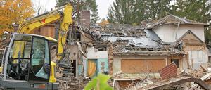 Teile der Poelzig-Villa sind schon abgerissen. Neue Eigentümer wollen an gleicher Stelle ein Haus mit sieben Wohnungen bauen. 