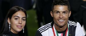 Cristiano Ronaldo und seine Lebensgefährtin teilten auf Instagram gestern freudig ihren Familienzuwachs mit. 