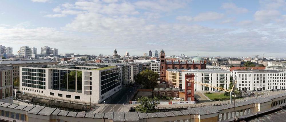 Das Humboldt-Forum Berlin im Berliner Stadtschloss, Blick von der Dachterrasse auf den Werderschen Markt und die Freifläche für die Schinkelsche Bauakademie.