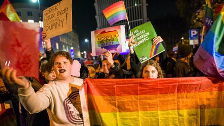 In Warschau protestierten einige hundert Menschen gegen das geplantes Verbot von Demonstrationen für Queer-Rechte.