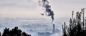 Rauch steigt aus einer Fabrik im Südosten Frankreichs (Archivbild, 01.11.2021).