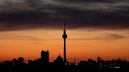 Die Dämmerung: Am Abend fallen in Berlins Bezirken die ersten Entscheidungen für die nächsten 5 Jahre.