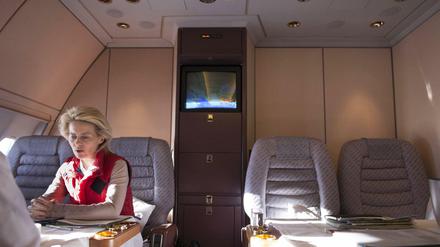 Ursula von der Leyen auf einem Flug in den Kosovo im Jahr 2014.