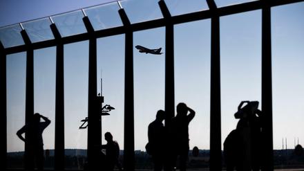 Nicht, dass hier jemand absperrt: Blick auf die Besucherterrasse des Hauptstadtflughafens BER.
