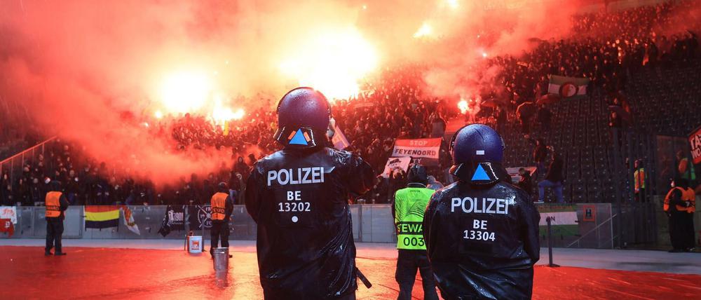 Feyenoord-Fans zündeten im Olympiastadion Pyro-Technik.